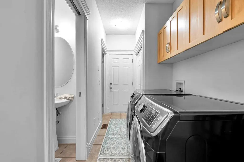 39 Strathlea Common SW Calgary AB T3H 5P8