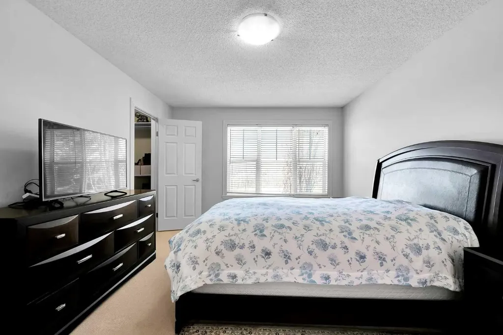 39 Strathlea Common SW Calgary AB T3H 5P8