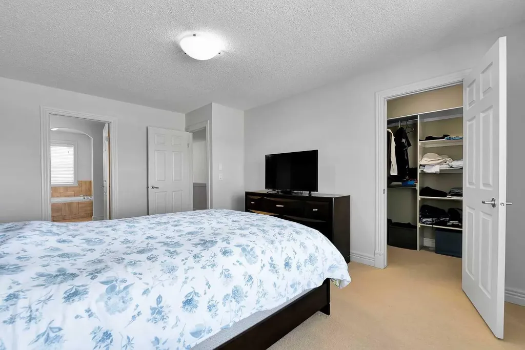 39 Strathlea Common SW Calgary AB T3H 5P8