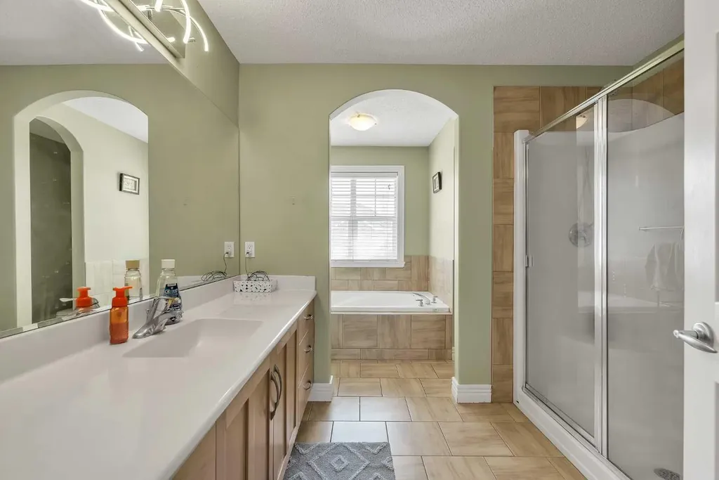39 Strathlea Common SW Calgary AB T3H 5P8