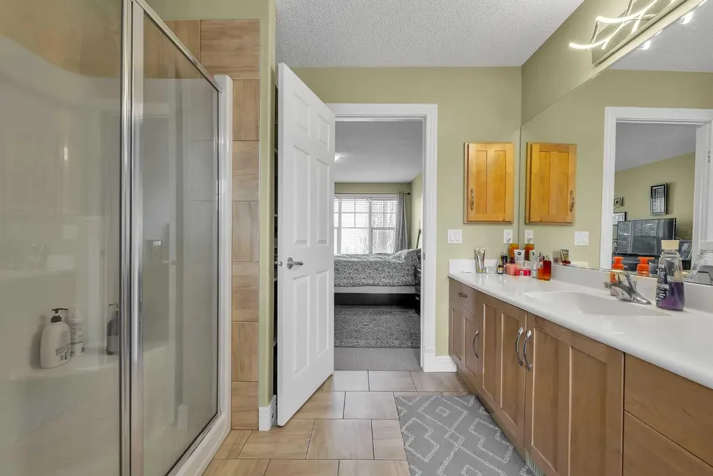 39 Strathlea Common SW Calgary AB T3H 5P8