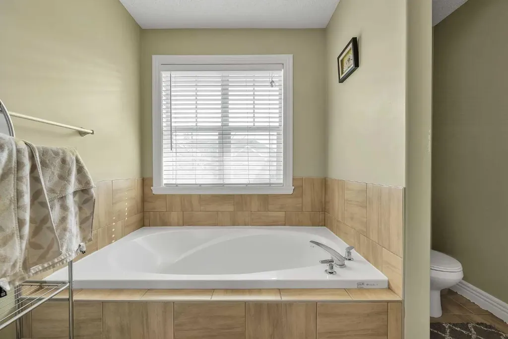 39 Strathlea Common SW Calgary AB T3H 5P8