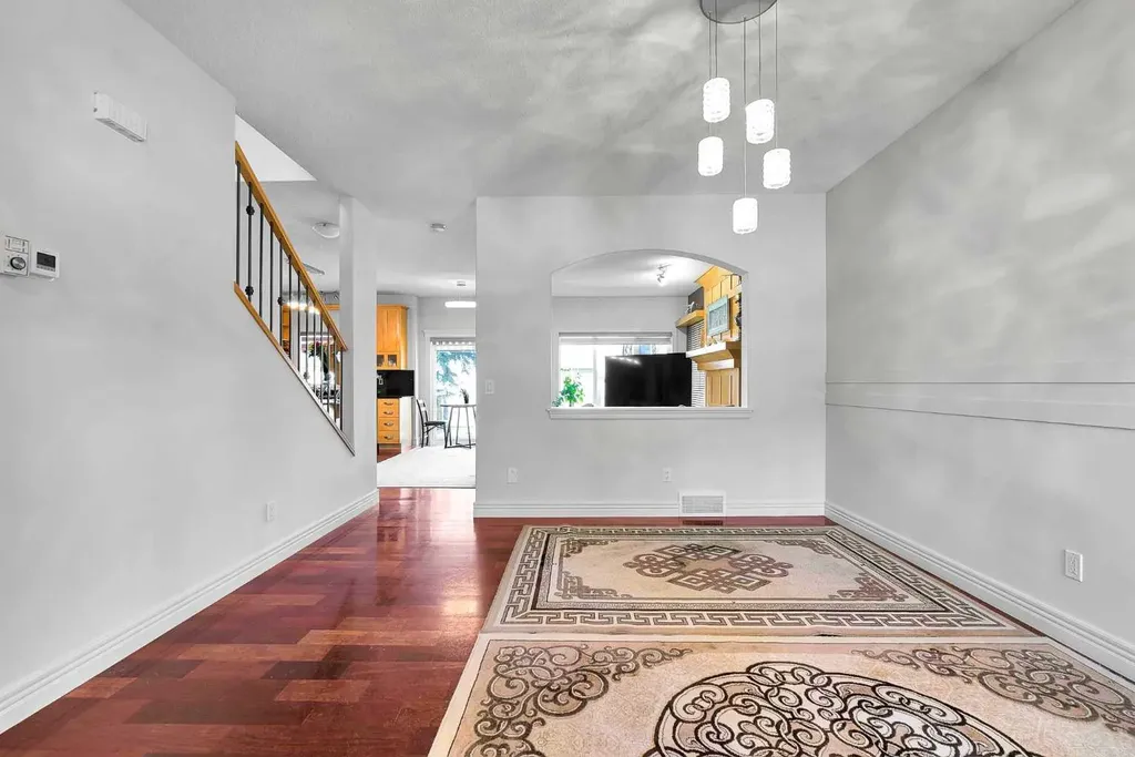 39 Strathlea Common SW Calgary AB T3H 5P8