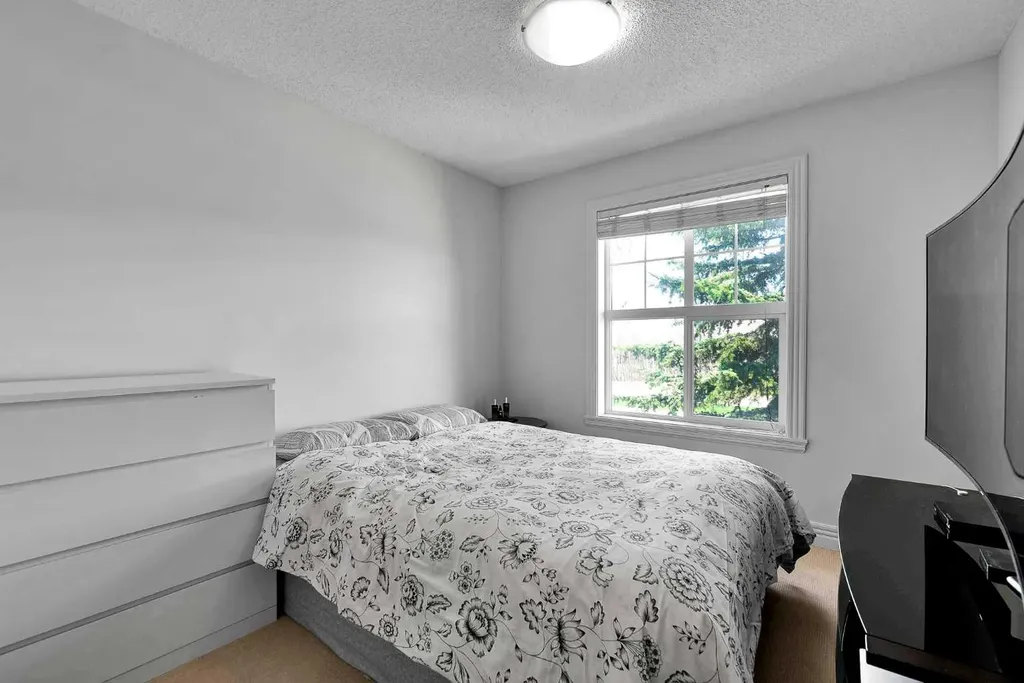 39 Strathlea Common SW Calgary AB T3H 5P8