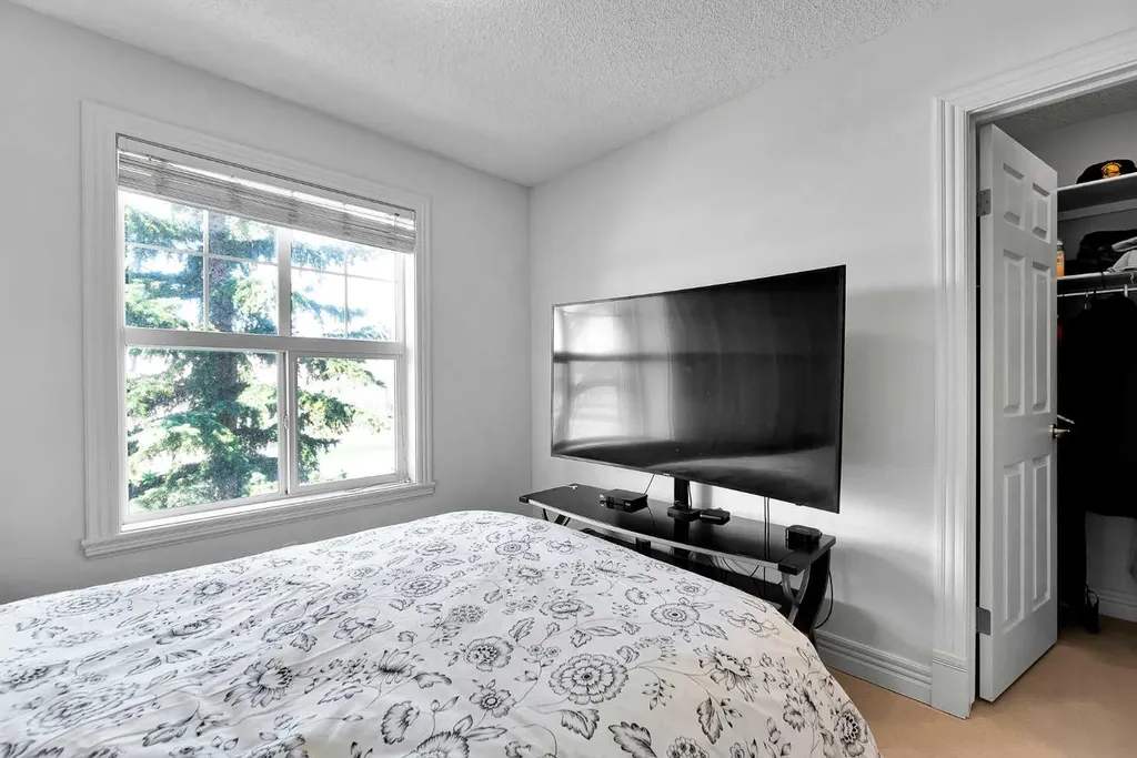39 Strathlea Common SW Calgary AB T3H 5P8