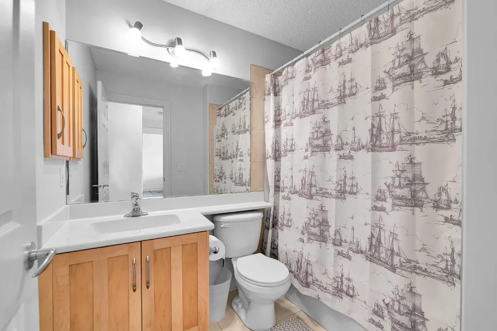 39 Strathlea Common SW Calgary AB T3H 5P8