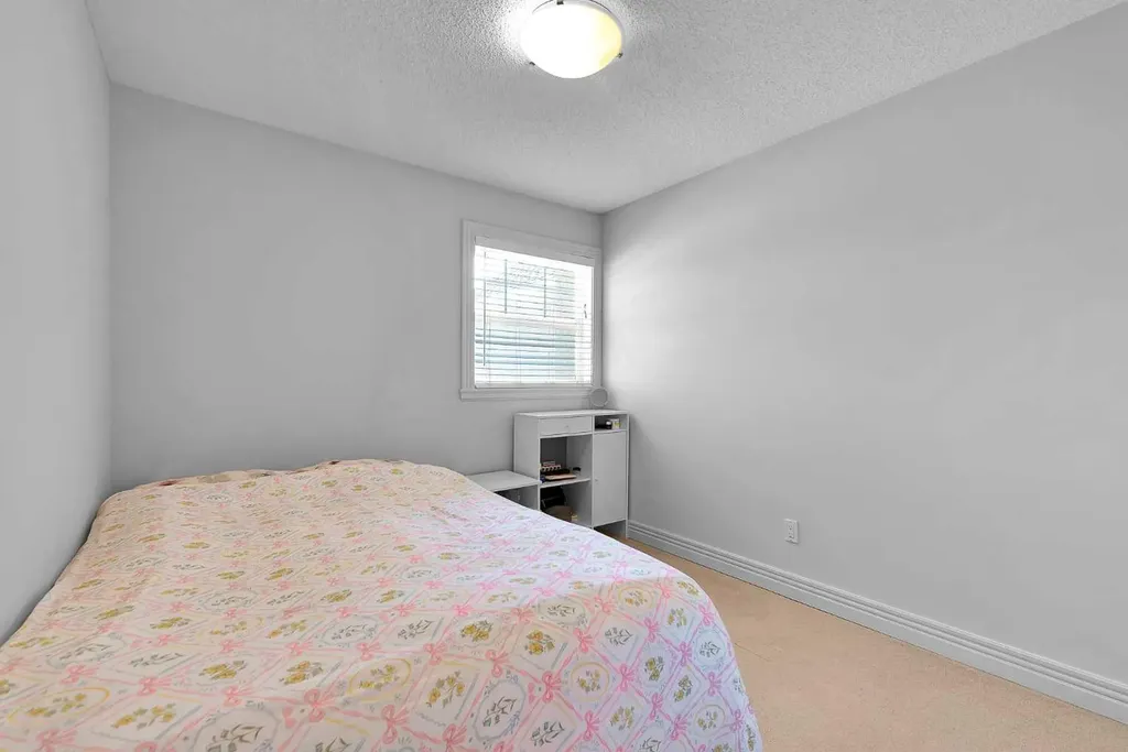 39 Strathlea Common SW Calgary AB T3H 5P8