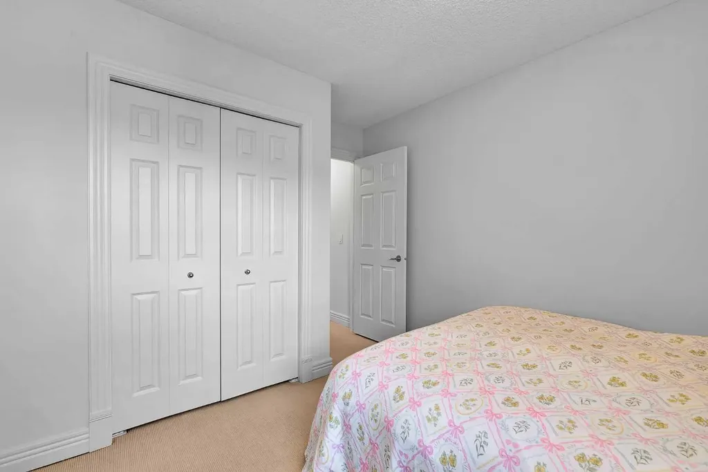 39 Strathlea Common SW Calgary AB T3H 5P8