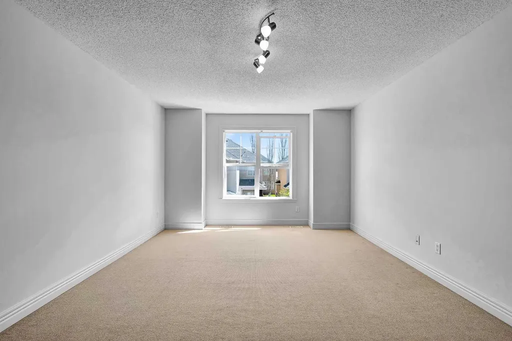 39 Strathlea Common SW Calgary AB T3H 5P8