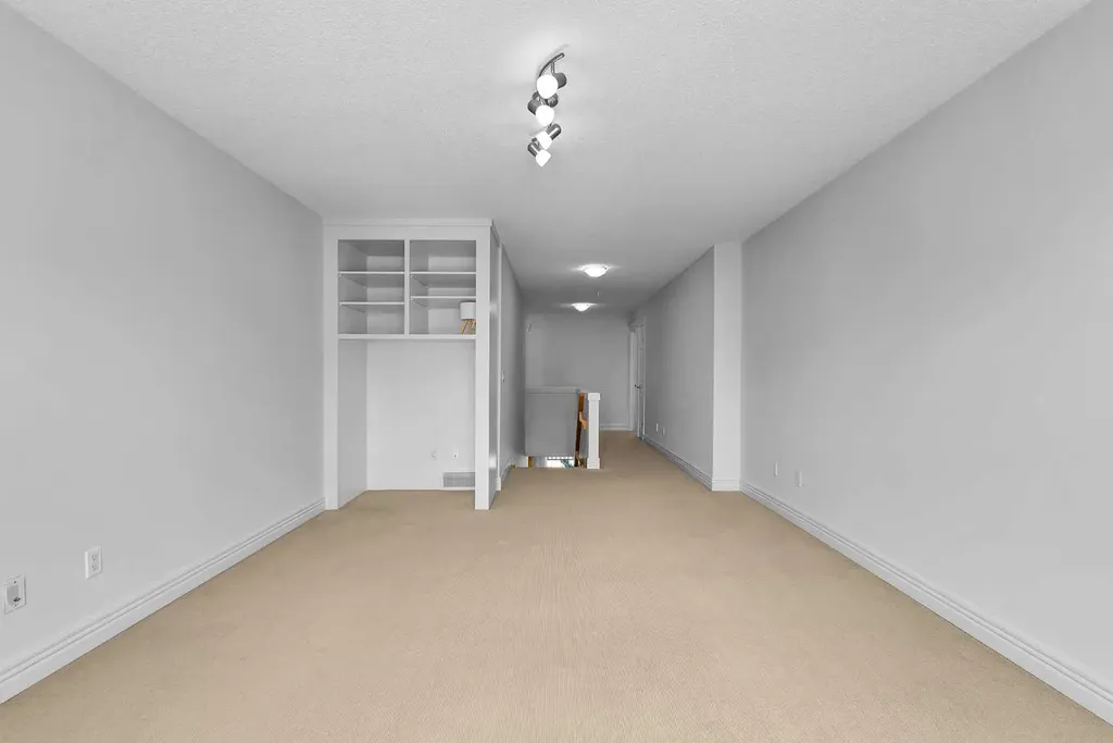39 Strathlea Common SW Calgary AB T3H 5P8