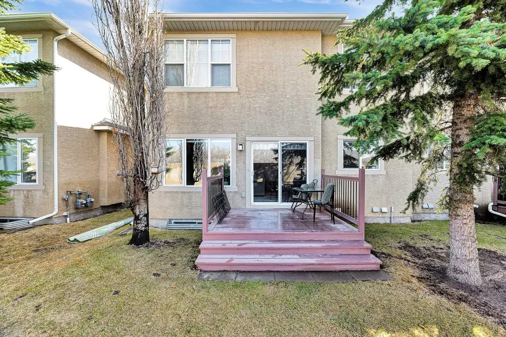 39 Strathlea Common SW Calgary AB T3H 5P8