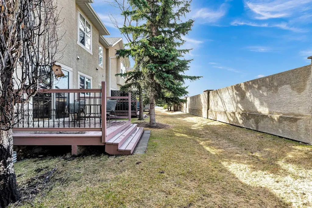 39 Strathlea Common SW Calgary AB T3H 5P8