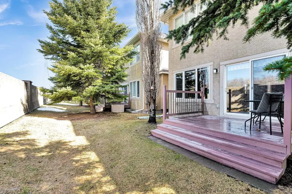 39 Strathlea Common SW Calgary AB T3H 5P8