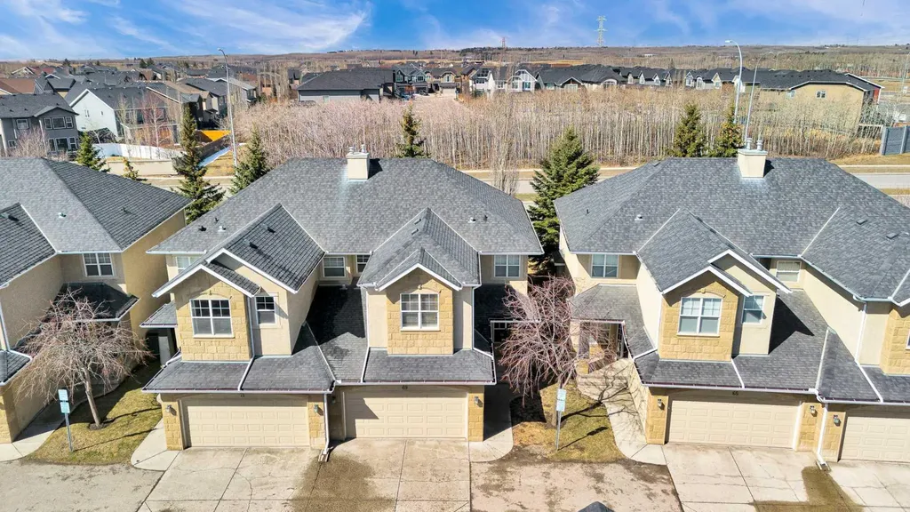 39 Strathlea Common SW Calgary AB T3H 5P8