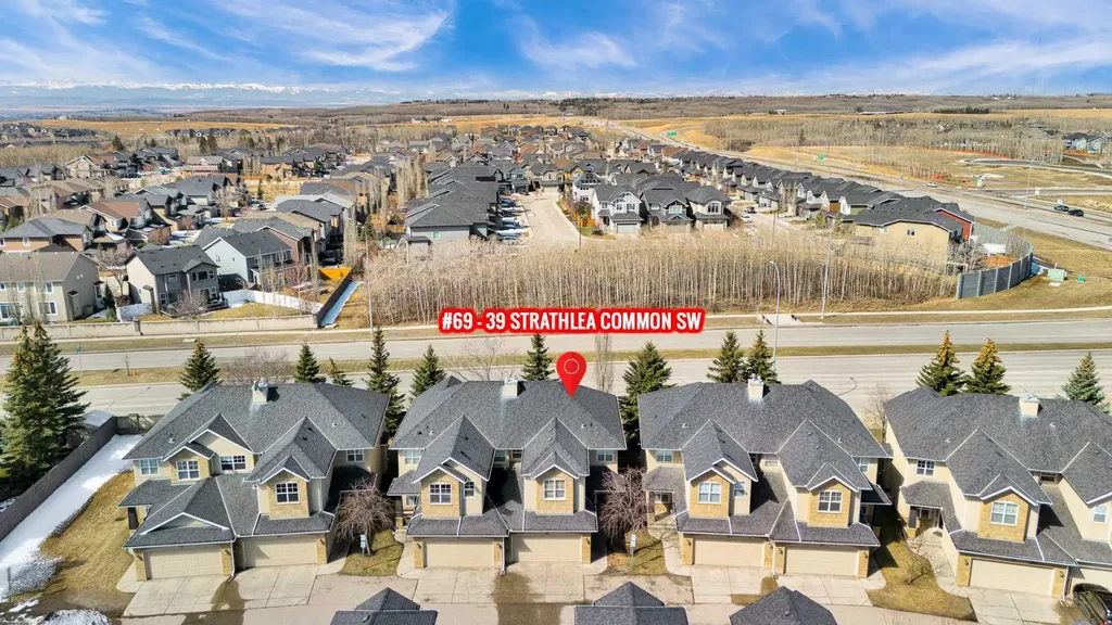 39 Strathlea Common SW Calgary AB T3H 5P8