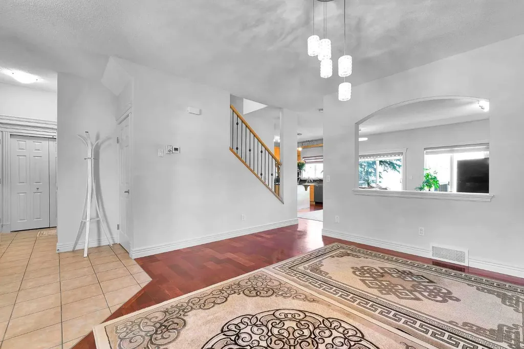 39 Strathlea Common SW Calgary AB T3H 5P8