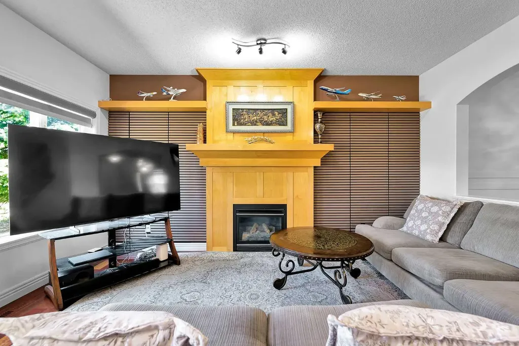 39 Strathlea Common SW Calgary AB T3H 5P8