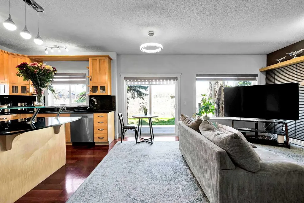 39 Strathlea Common SW Calgary AB T3H 5P8