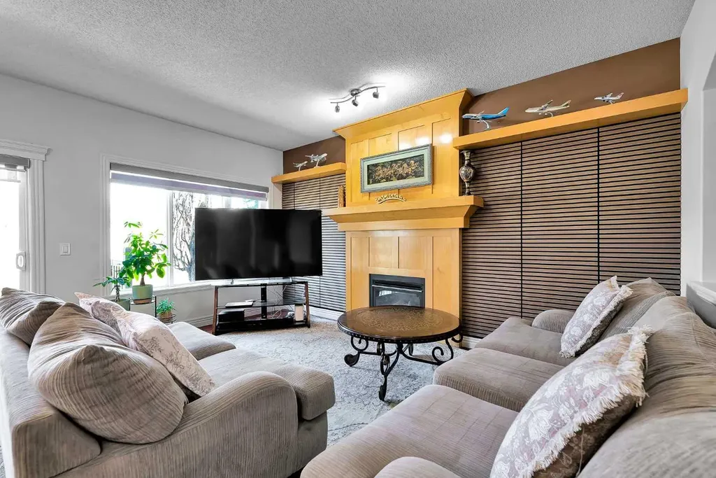 39 Strathlea Common SW Calgary AB T3H 5P8
