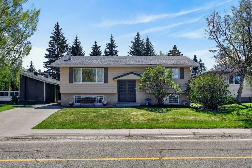 3139 Oakwood Drive SW Calgary AB T2V0K2