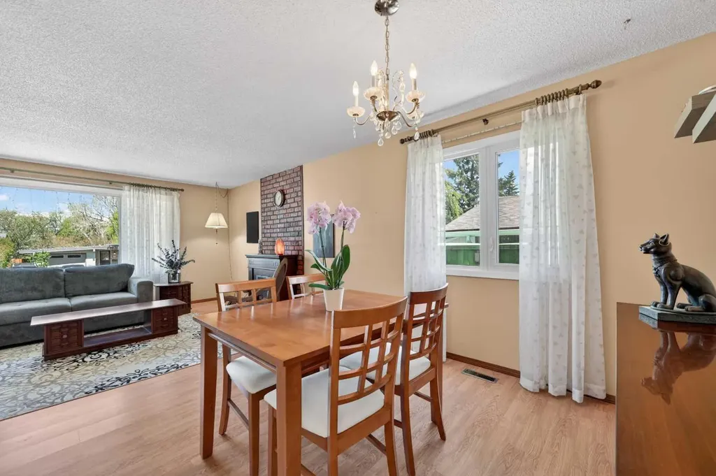 3139 Oakwood Drive SW Calgary AB T2V0K2