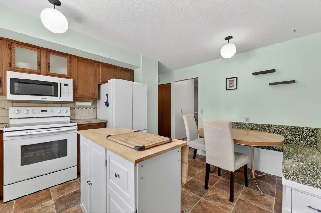 3139 Oakwood Drive SW Calgary AB T2V0K2