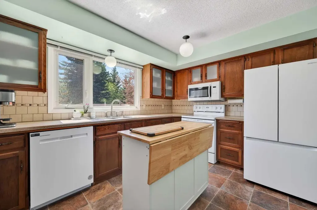 3139 Oakwood Drive SW Calgary AB T2V0K2