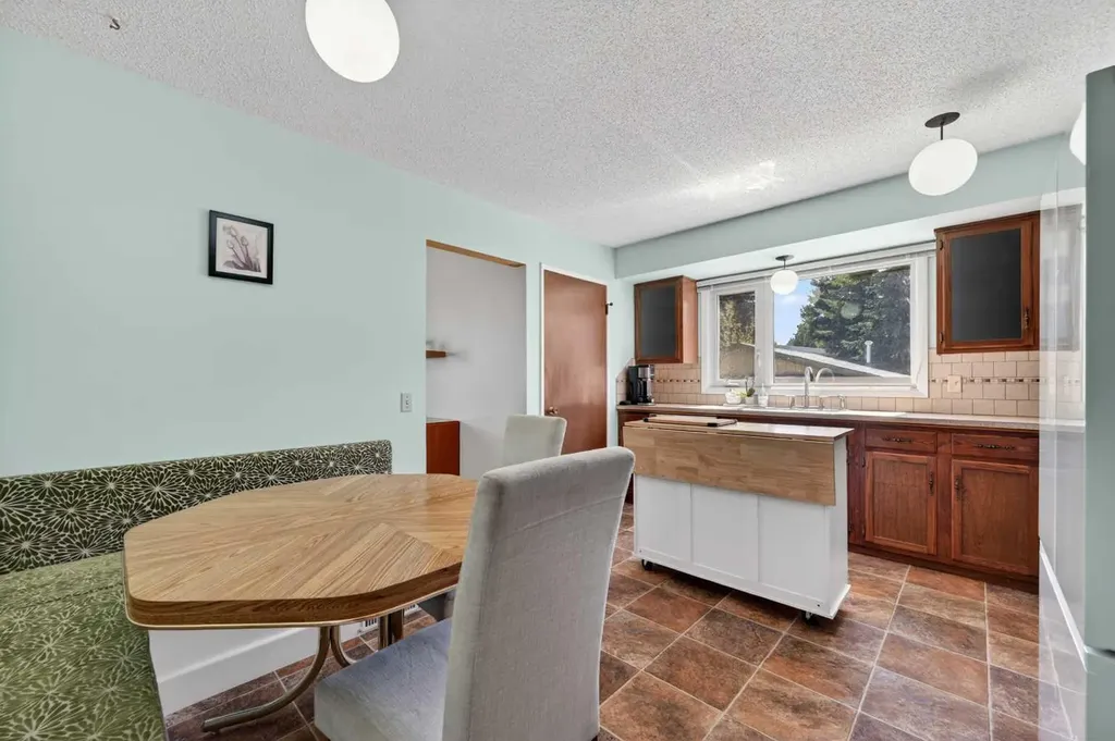 3139 Oakwood Drive SW Calgary AB T2V0K2