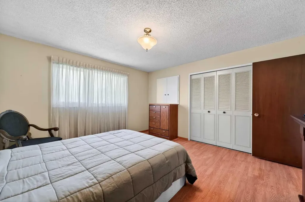3139 Oakwood Drive SW Calgary AB T2V0K2
