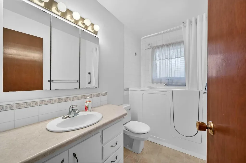 3139 Oakwood Drive SW Calgary AB T2V0K2