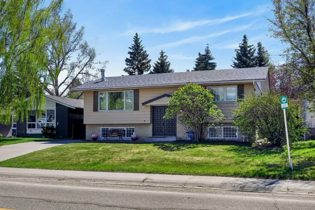 3139 Oakwood Drive SW Calgary AB T2V0K2