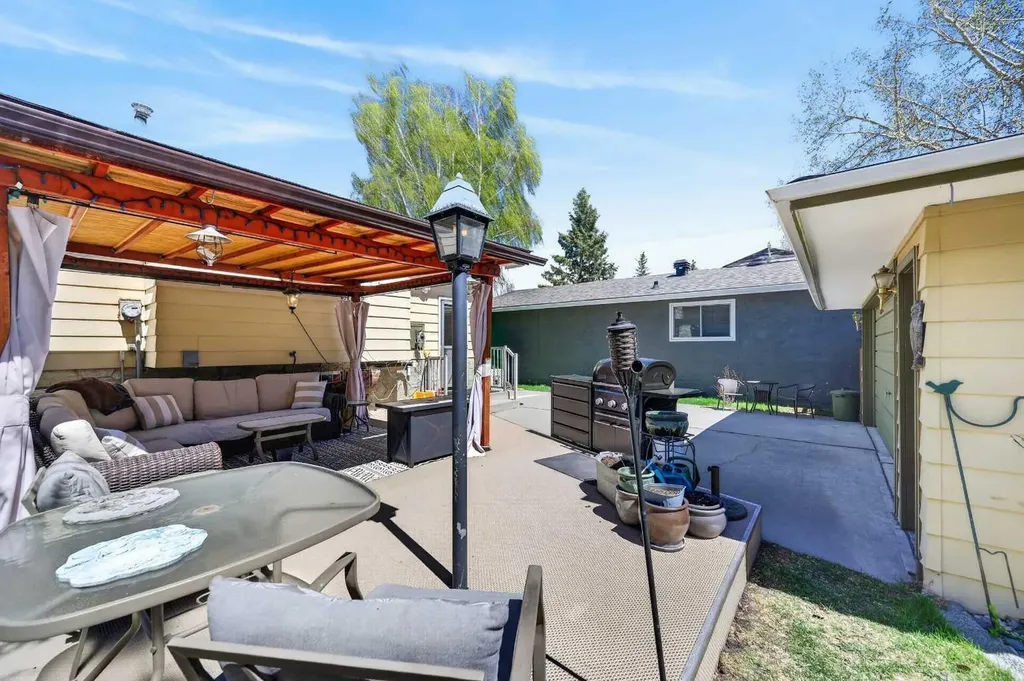 3139 Oakwood Drive SW Calgary AB T2V0K2