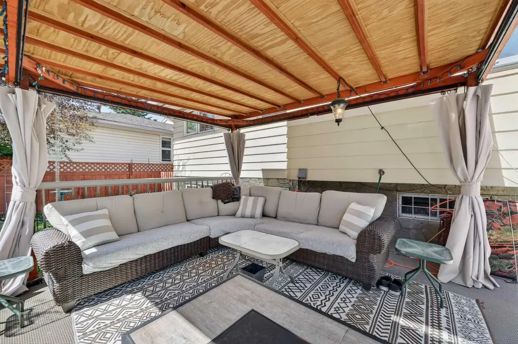3139 Oakwood Drive SW Calgary AB T2V0K2