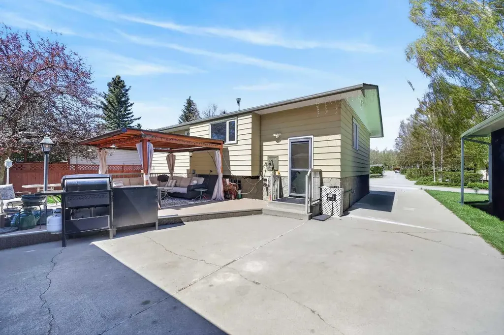 3139 Oakwood Drive SW Calgary AB T2V0K2