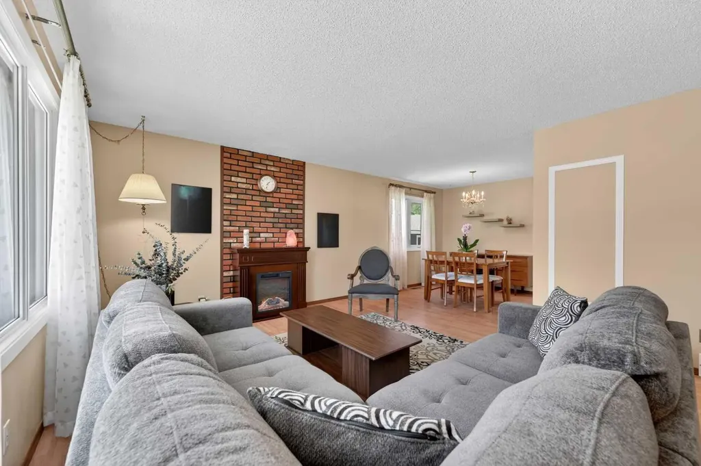 3139 Oakwood Drive SW Calgary AB T2V0K2