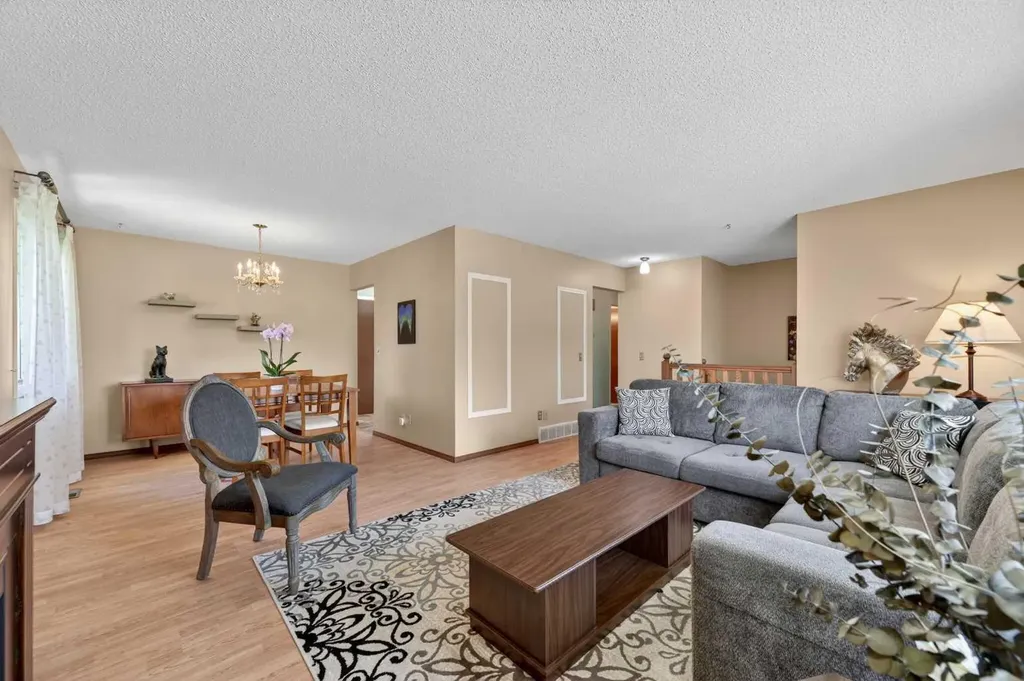 3139 Oakwood Drive SW Calgary AB T2V0K2
