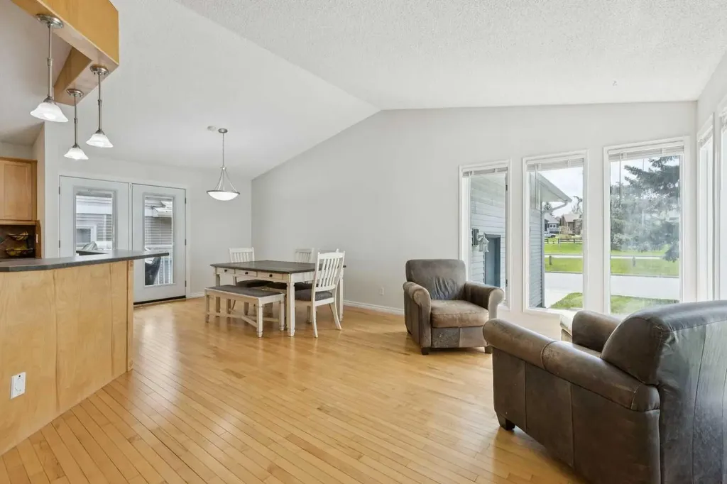 44 Scenic Cove Circle NW Calgary AB T3L 1N1