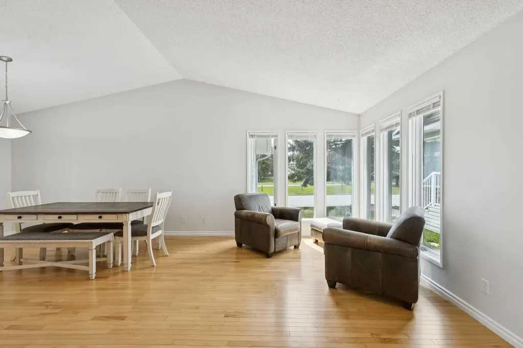 44 Scenic Cove Circle NW Calgary AB T3L 1N1