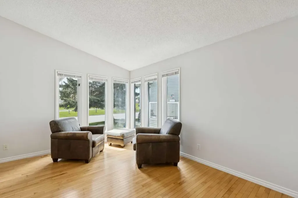 44 Scenic Cove Circle NW Calgary AB T3L 1N1