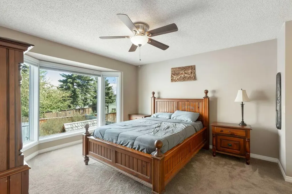 44 Scenic Cove Circle NW Calgary AB T3L 1N1