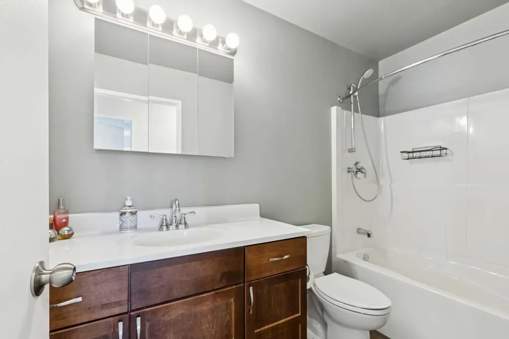 44 Scenic Cove Circle NW Calgary AB T3L 1N1