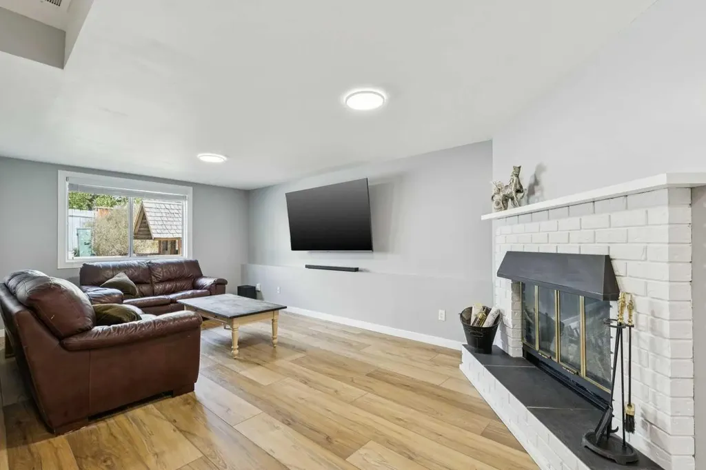 44 Scenic Cove Circle NW Calgary AB T3L 1N1