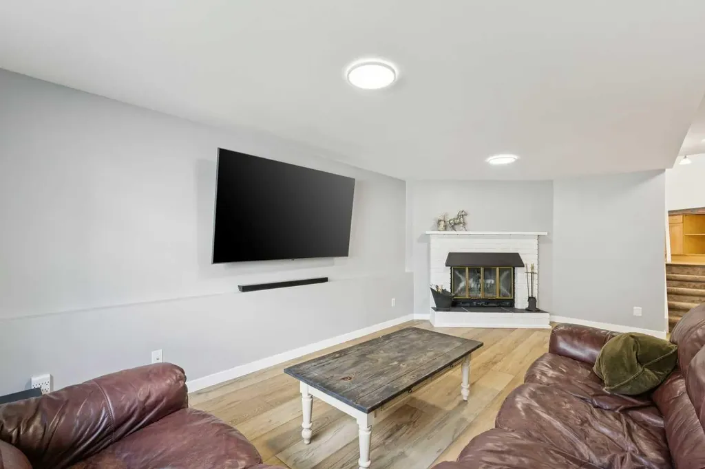 44 Scenic Cove Circle NW Calgary AB T3L 1N1