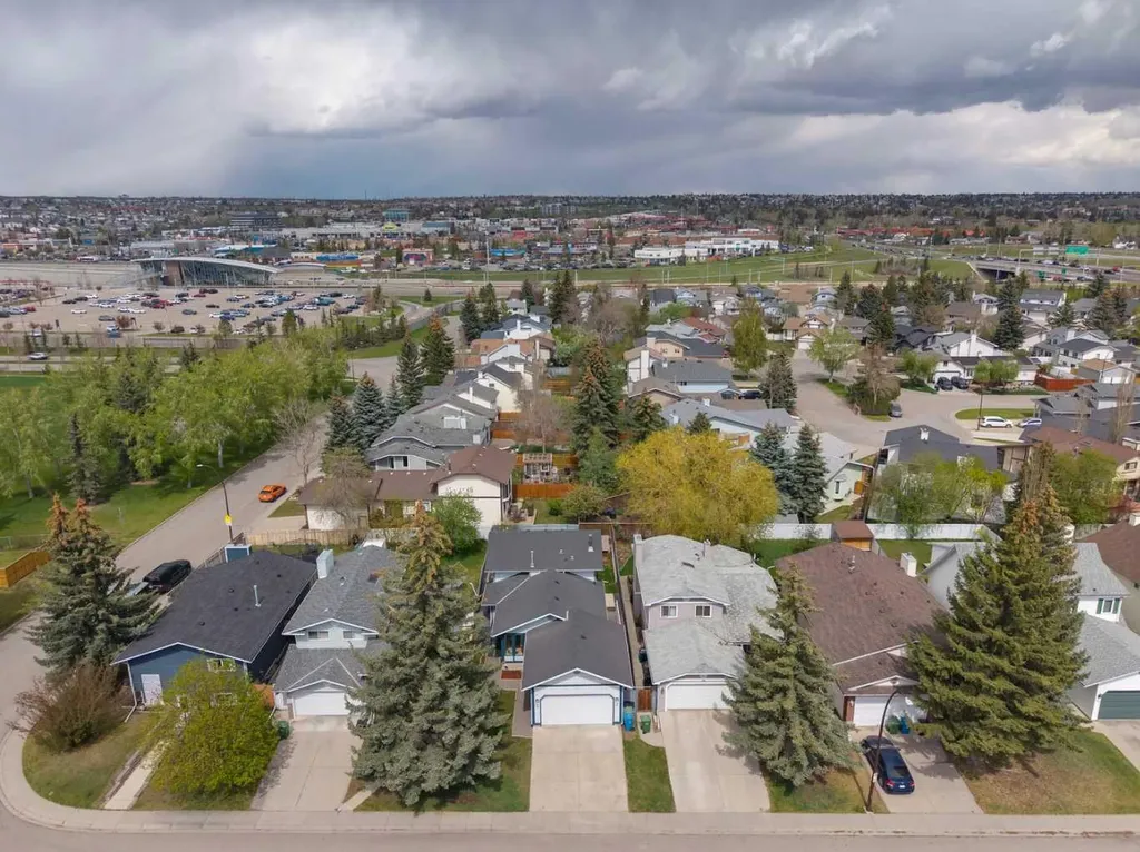 44 Scenic Cove Circle NW Calgary AB T3L 1N1