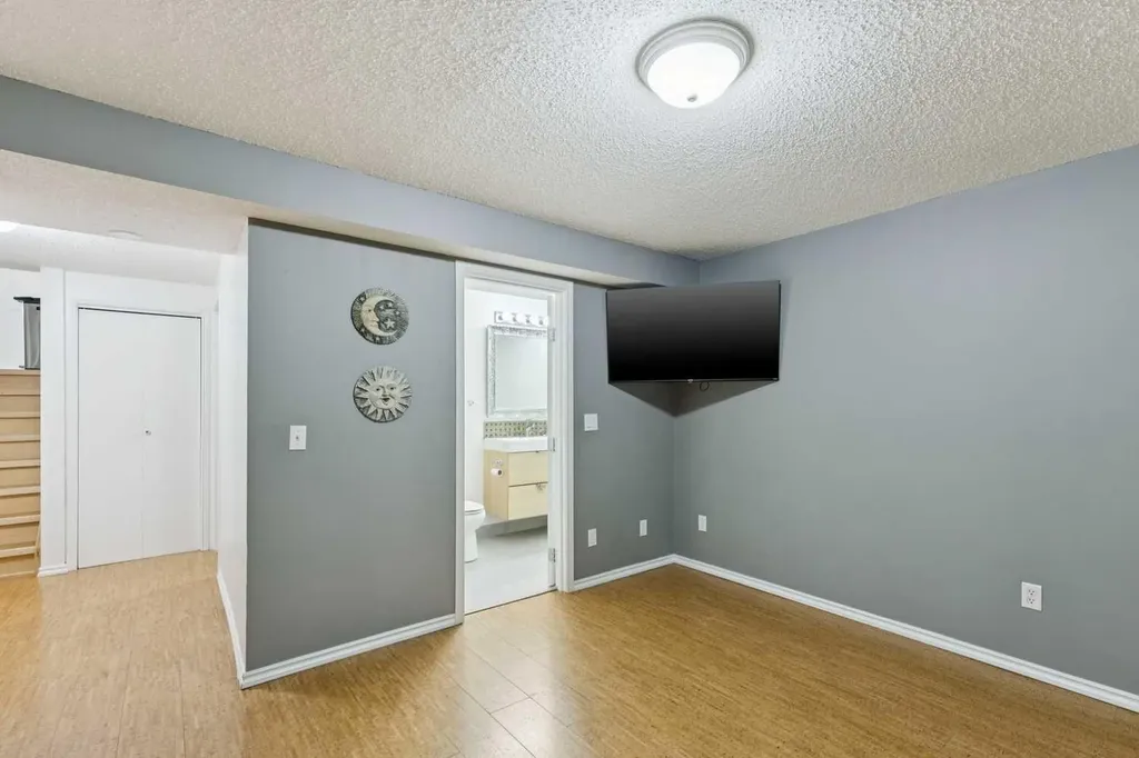 44 Scenic Cove Circle NW Calgary AB T3L 1N1