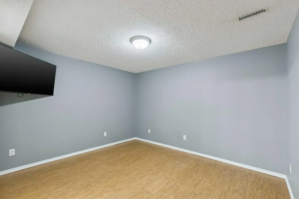 44 Scenic Cove Circle NW Calgary AB T3L 1N1