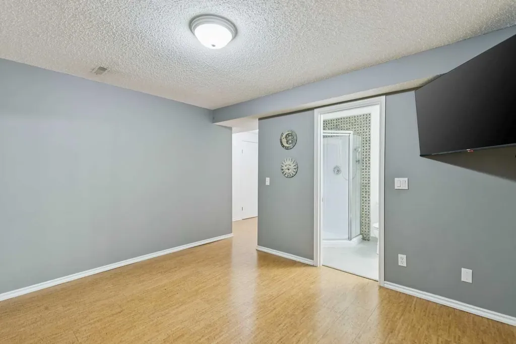 44 Scenic Cove Circle NW Calgary AB T3L 1N1