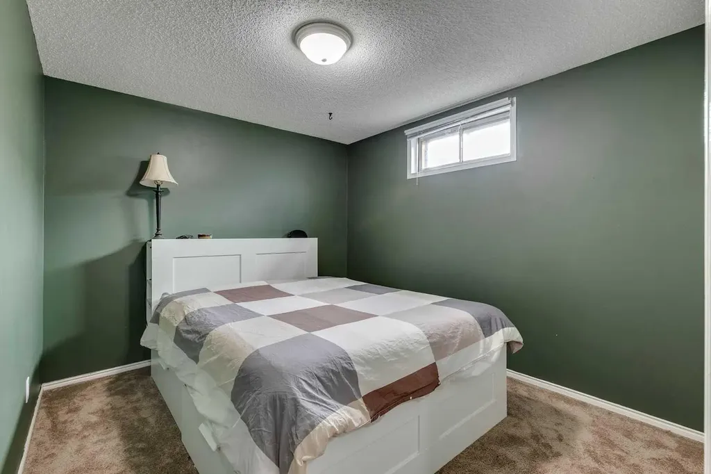 44 Scenic Cove Circle NW Calgary AB T3L 1N1