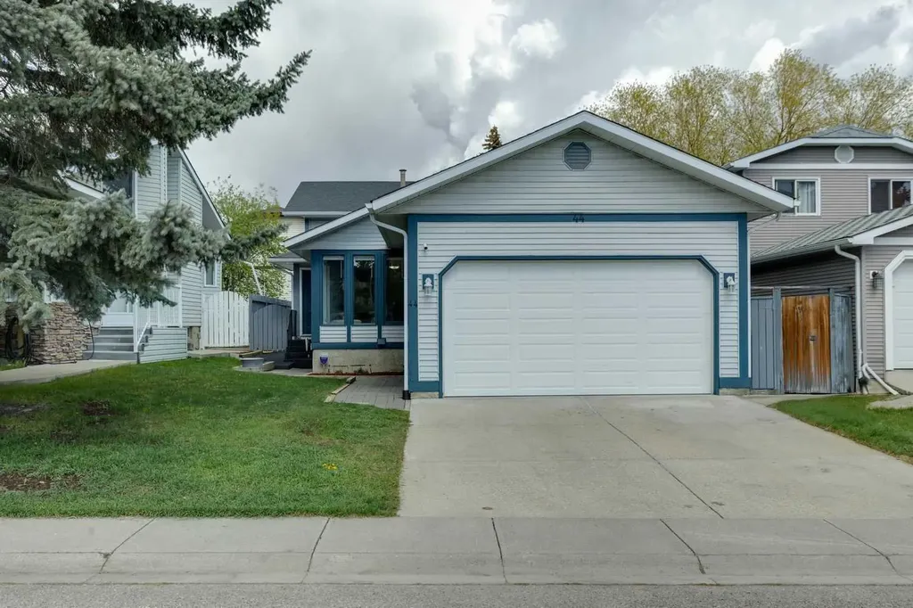 44 Scenic Cove Circle NW Calgary AB T3L 1N1