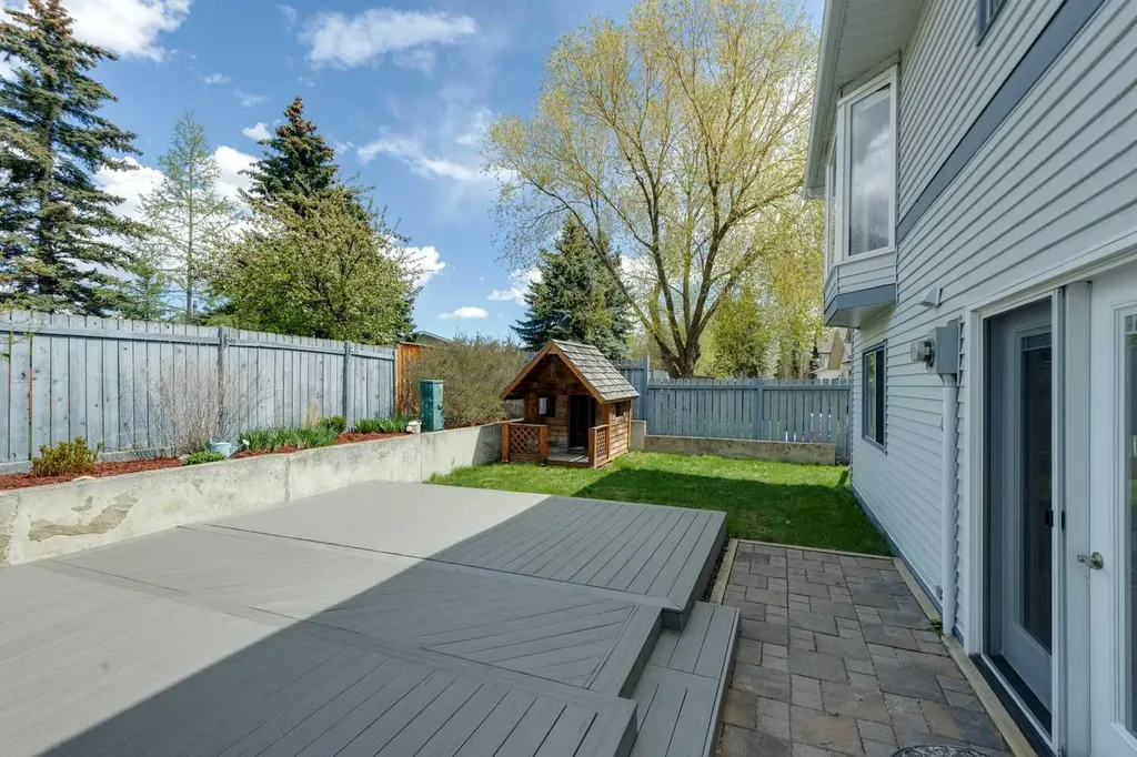44 Scenic Cove Circle NW Calgary AB T3L 1N1